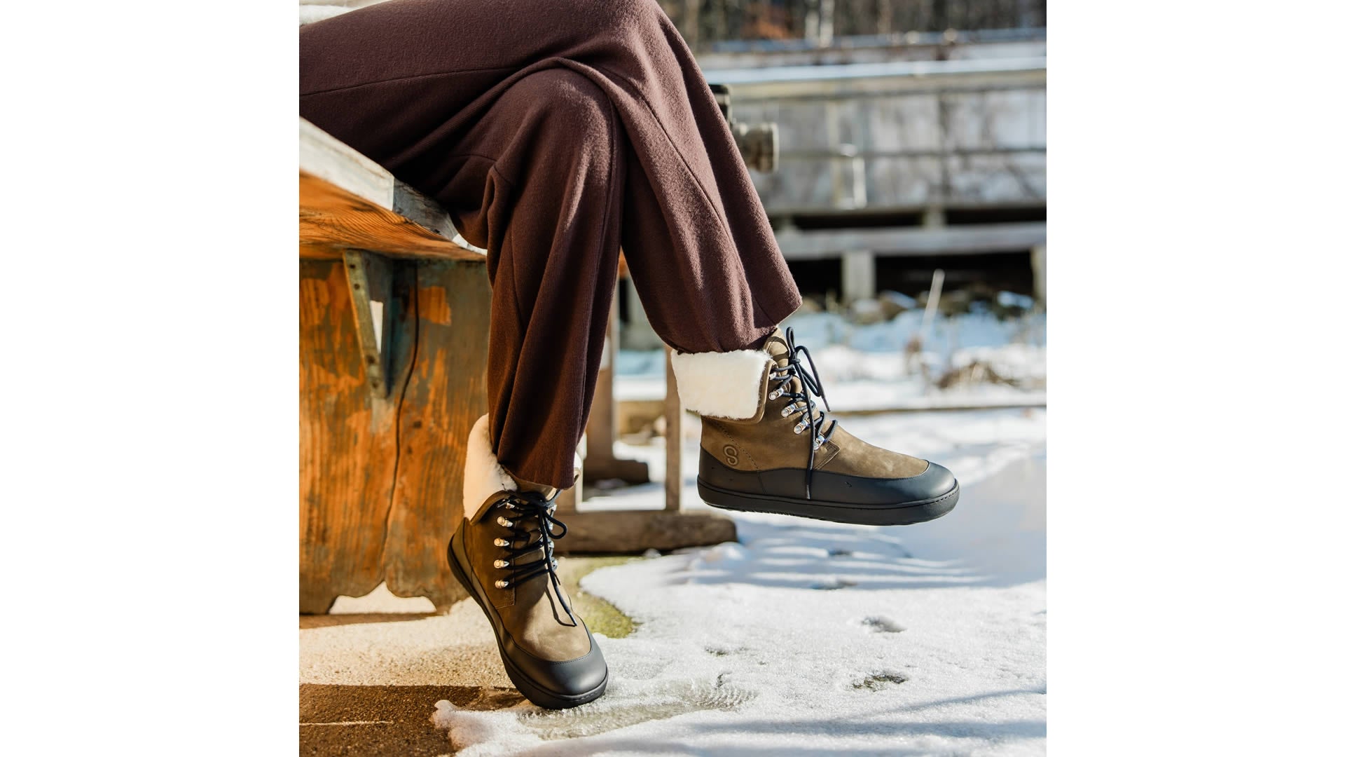 Barefoot boty Shapen Lynx 2.0 Dark Green – pohled zprava, ležérní styl s překříženýma nohama.