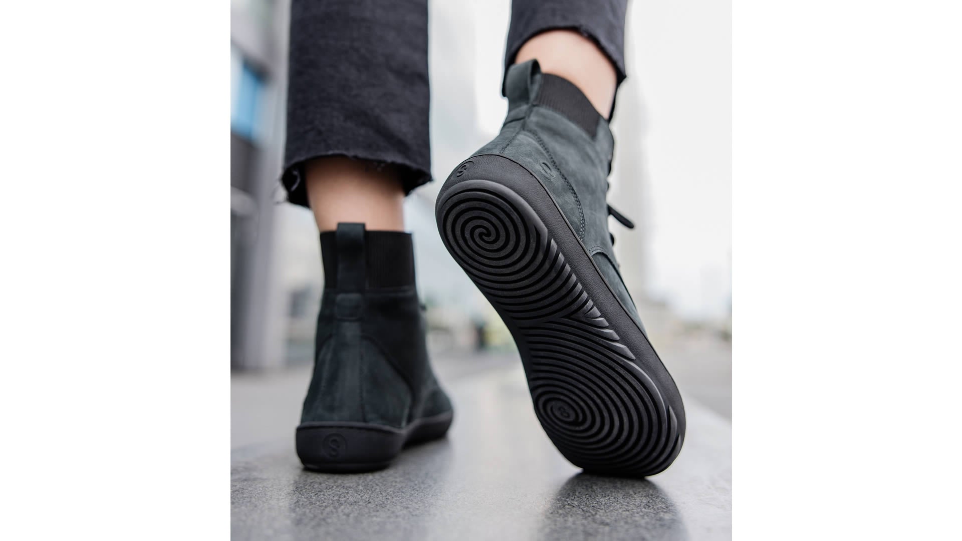 Detail zezadu na barefoot boty Shapen Urbaneer 2.0 Black – minimalistický design a pružný lem kotníku.