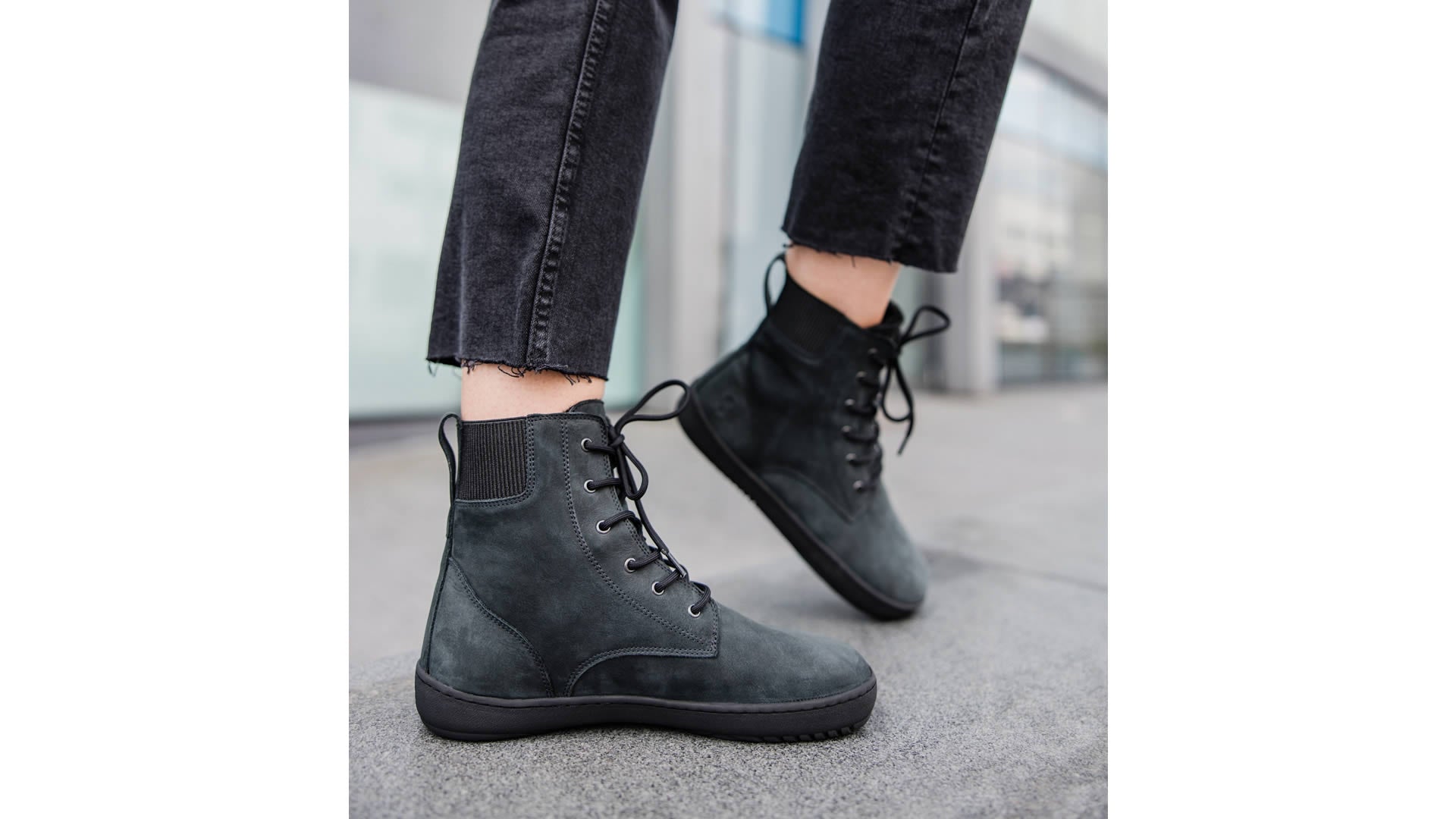 Pohled zprava na dámské barefoot boty Shapen Urbaneer 2.0 Black – stylová černá městská obuv.