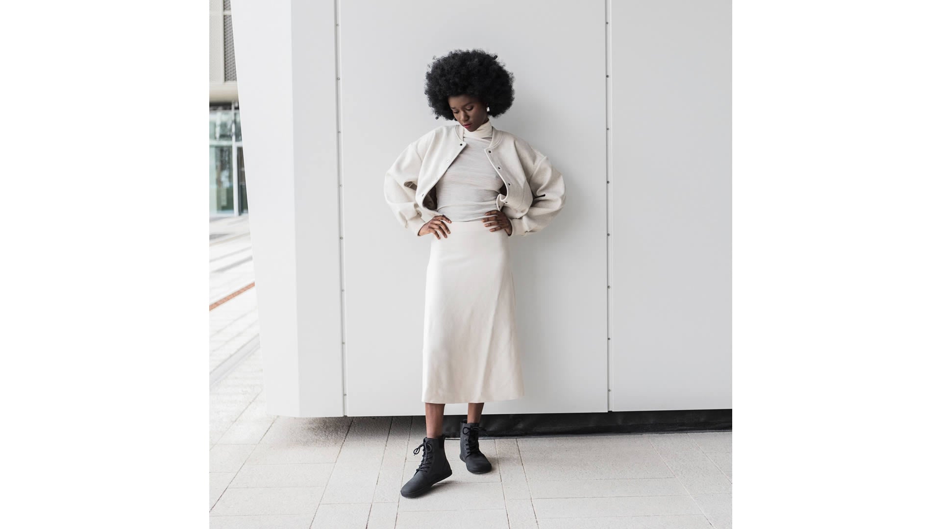 Černé barefoot boty Shapen Urbaneer 2.0 Black – pohled z přední strany, moderní design a tenká podrážka.
