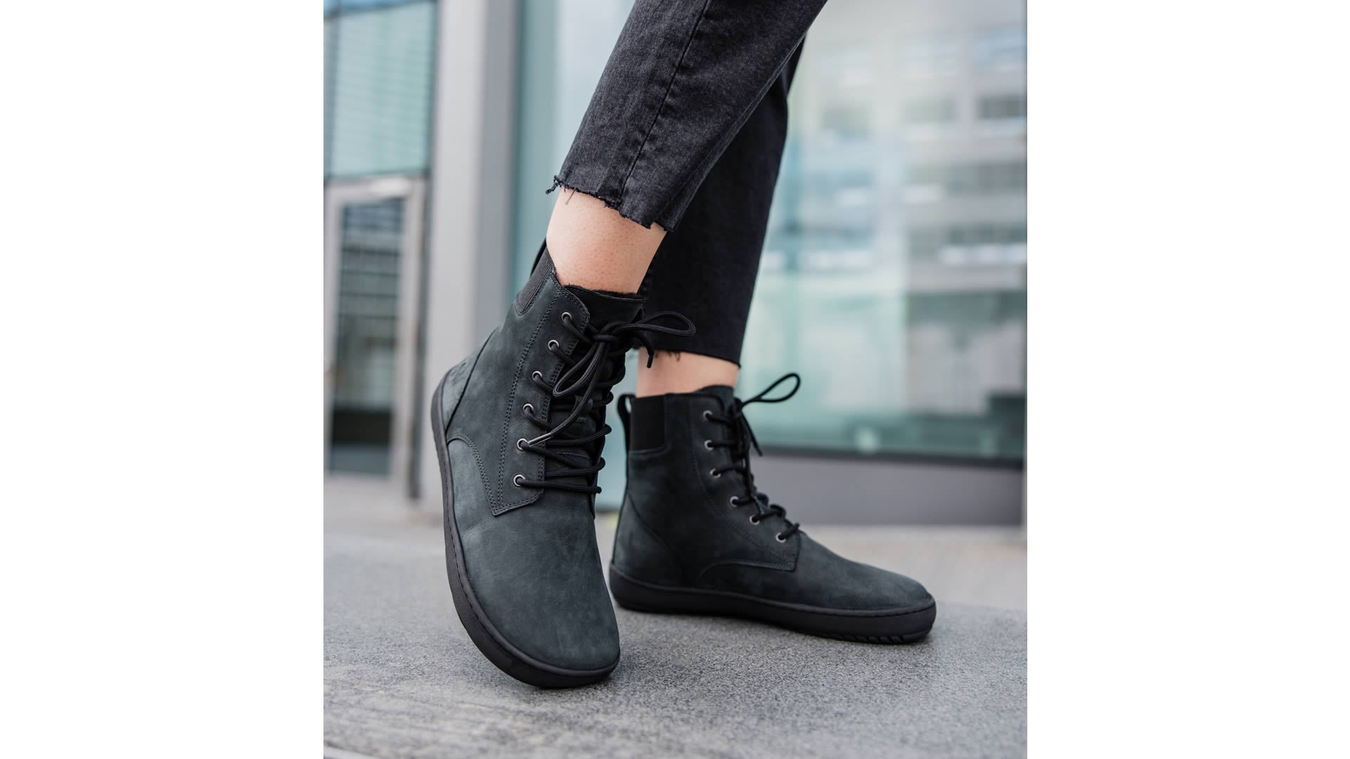Barefoot boty Shapen Urbaneer 2.0 Black – kombinace elegance a pohodlí, pohled zepředu zprava.