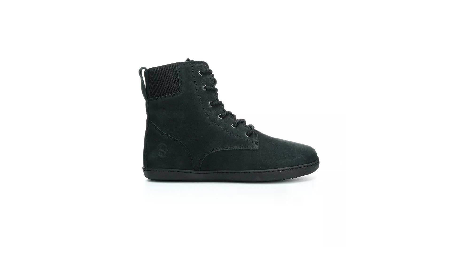 Shapen Urbaneer 2.0 Black – detailní boční pohled na černé barefoot kotníkové boty s minimalistickým vzhledem.