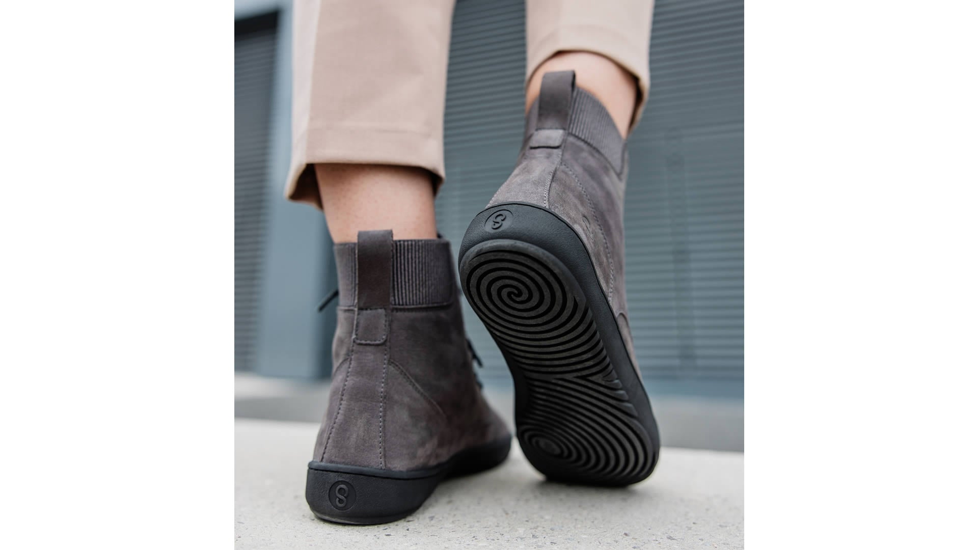 Detail podrážky barefoot bot Shapen Urbaneer 2.0 Grey – flexibilní a tenká podrážka pro přirozený pohyb nohy.