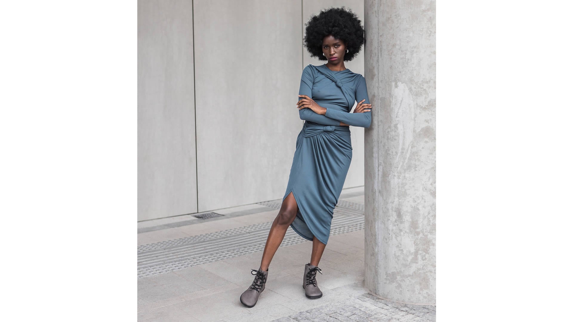 Detailní pohled zepředu na barefoot boty Shapen Urbaneer 2.0 Grey – moderní design a komfort pro každodenní nošení.
