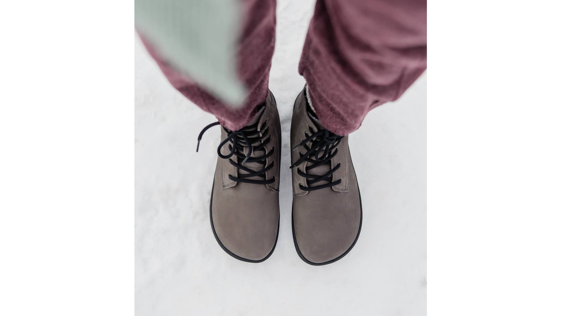 Pohled shora na barefoot boty Shapen Urbaneer 2.0 Grey – široká špička poskytující dostatek prostoru pro prsty.
