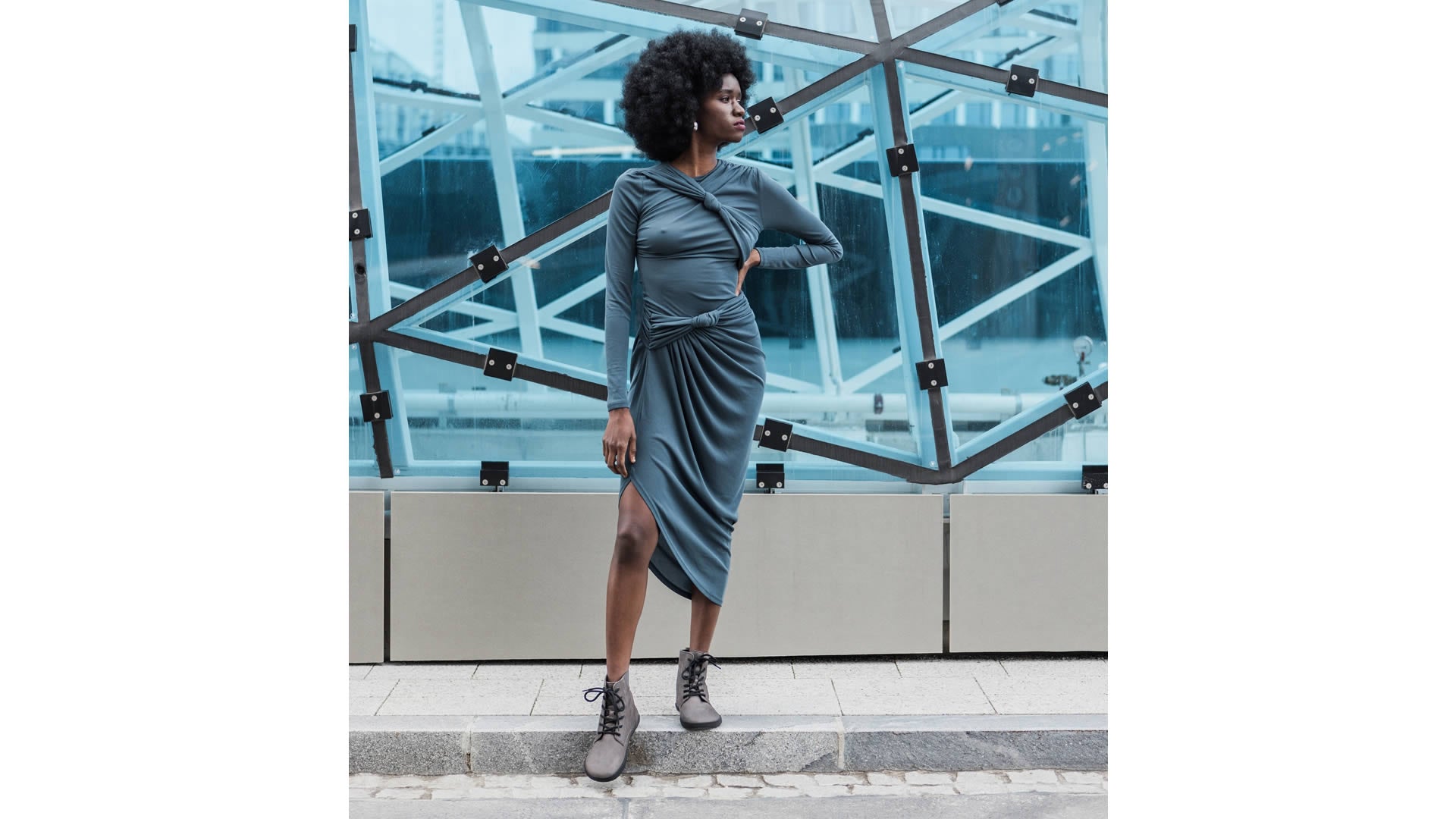 Barefoot kotníkové boty Shapen Urbaneer 2.0 Grey – čelní pohled, šněrování a anatomicky tvarovaná špička.