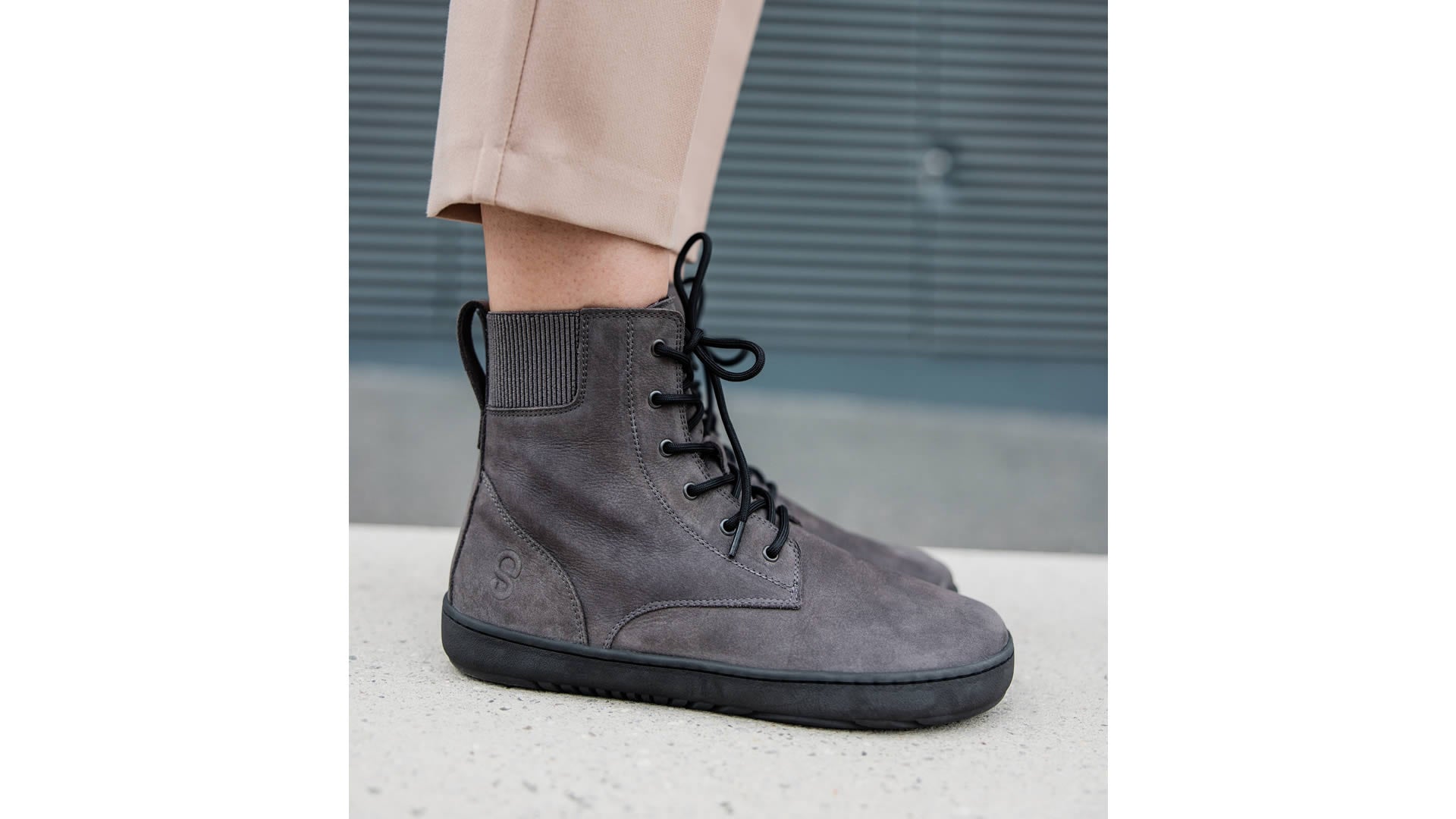 Pohled zprava na barefoot boty Shapen Urbaneer 2.0 Grey – stylová šedá barefoot obuv s tenkou podrážkou.