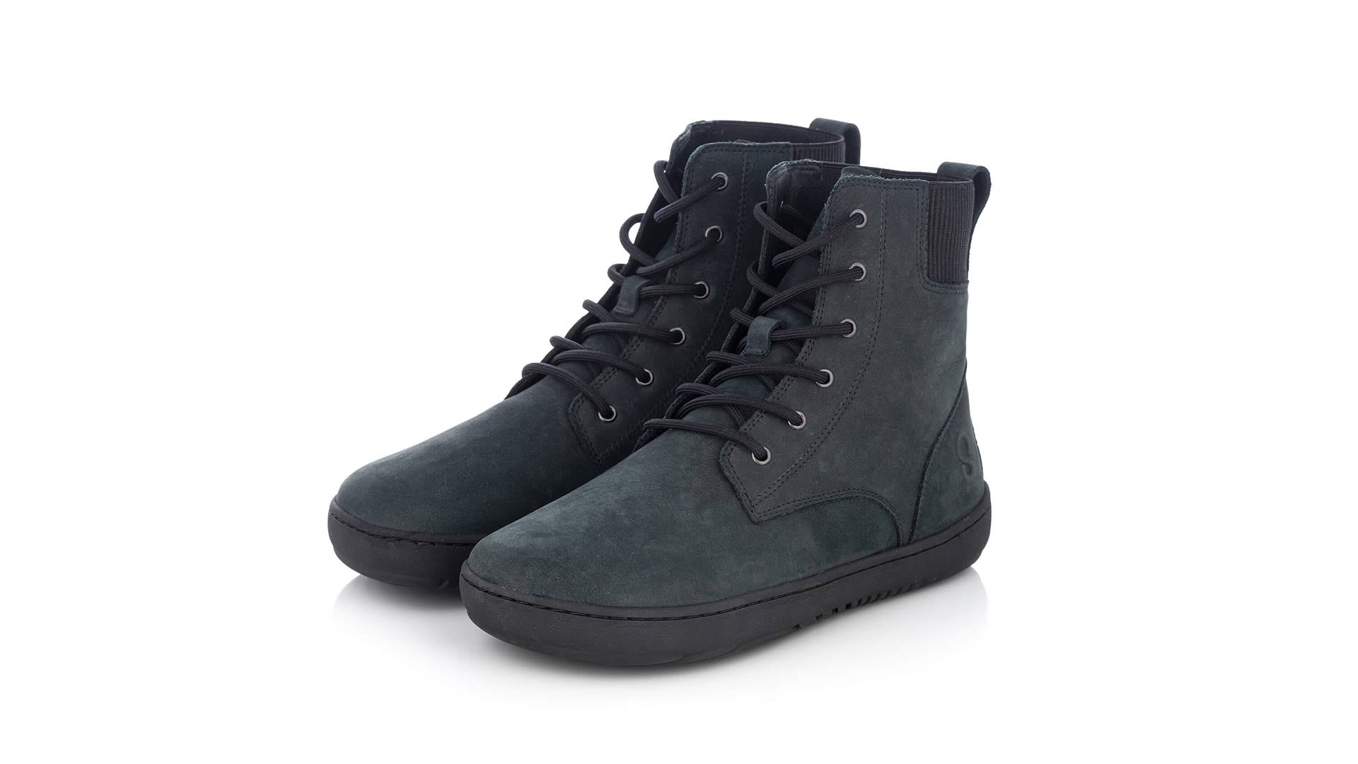 Shapen Urbaneer 2.0 Black – detailní boční pohled na černé barefoot kotníkové boty s minimalistickým vzhledem.